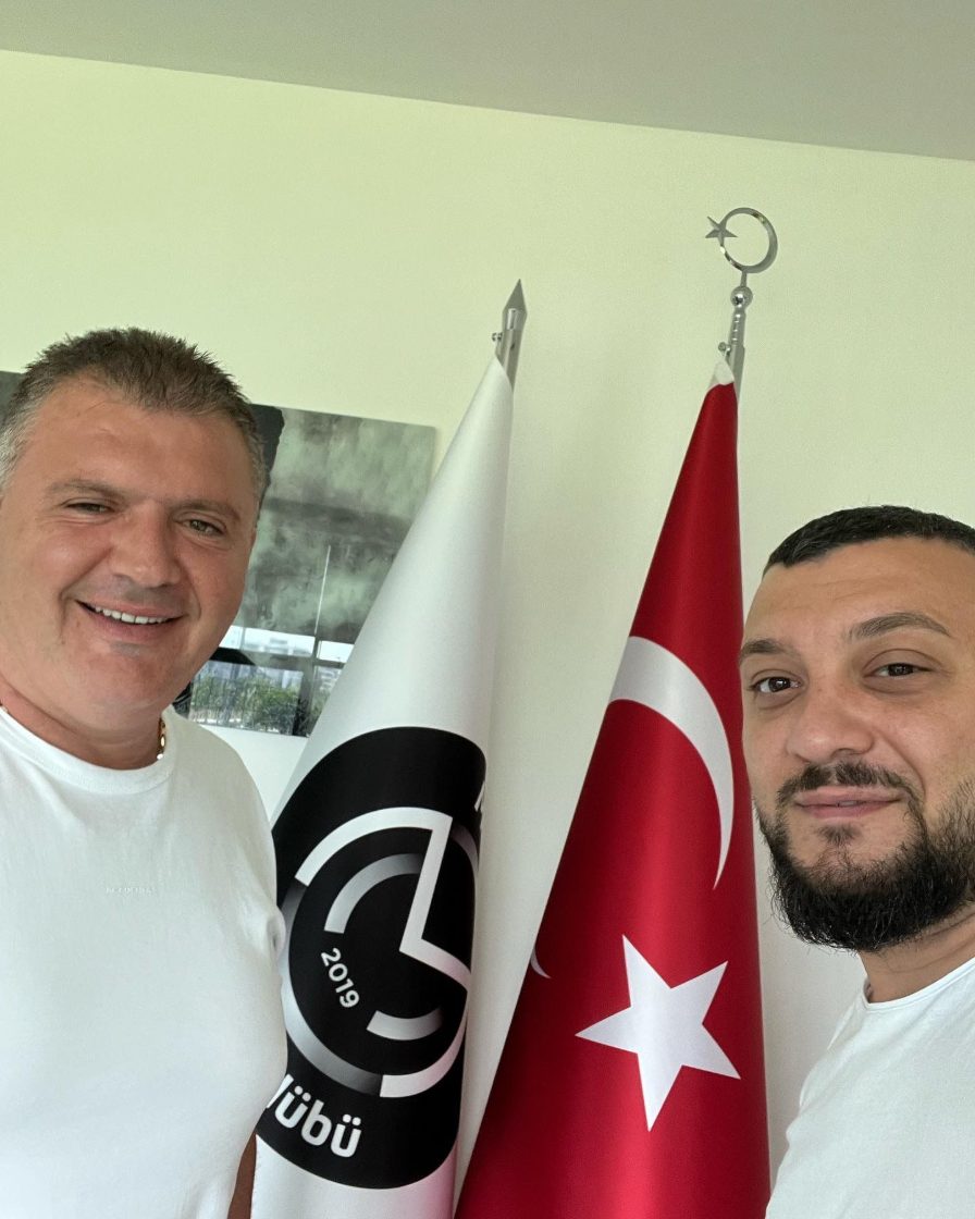 Deniz Uysal mit einem Klubvertreter von Manisa FK