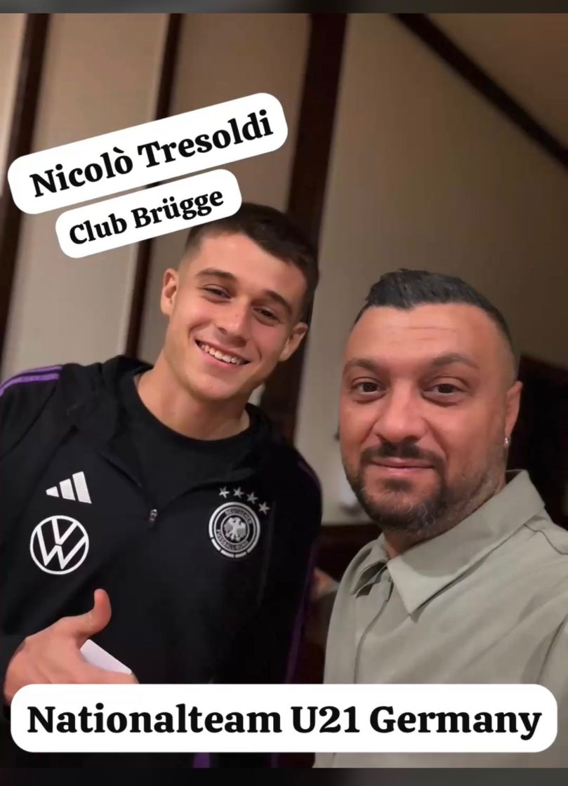 Deniz Uysal mit einem U21-Nationalspieler des DFB